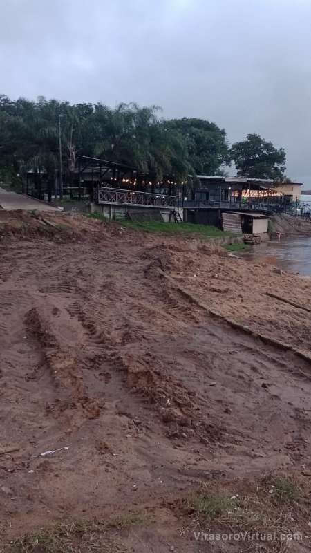 Apuran 2 defensas en una playa por socavamiento de lluvias y el río