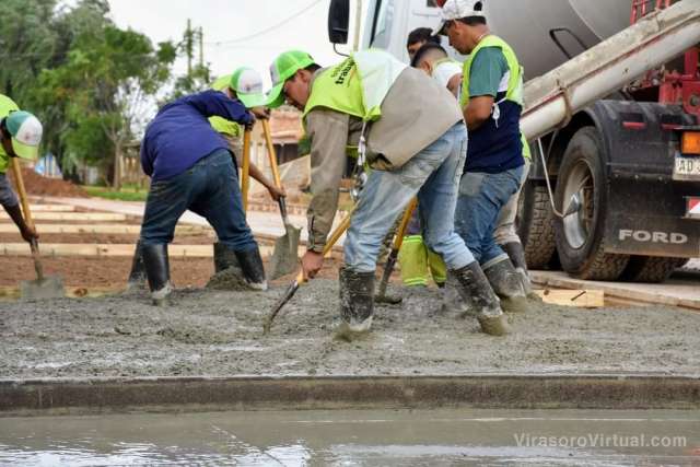 El avance del pavimento en la calle Roque Sáenz Peña ya está llegando