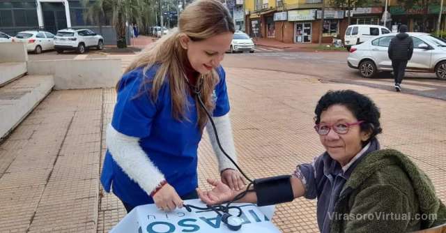 Control de presión arterial en la vereda del Banco Provincia