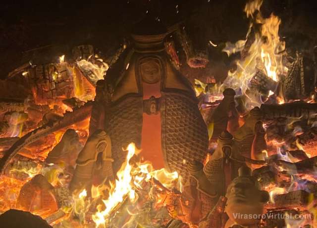 La "Virgen de la Canoa" es una performance artística creada por Richar De Itatí,