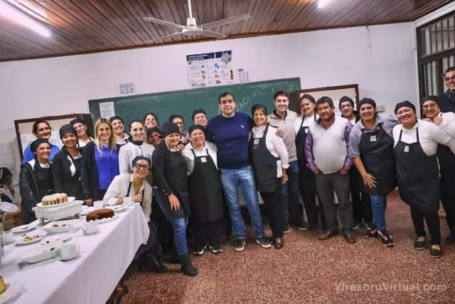 Entregaron un horno convector a la Escuela Profesional Rector Vicente Fidel López,