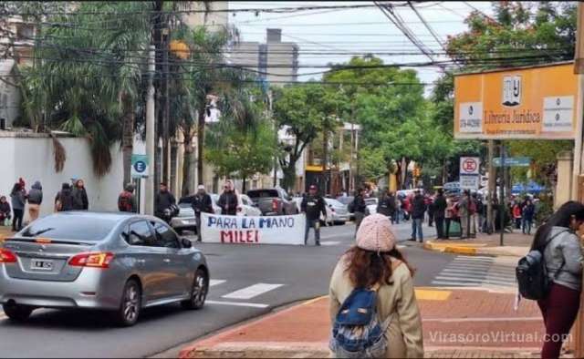 Un grupo de alrededor de 100 personas pertenecientes a la organización social Corriente Clasista  se ha manifestado