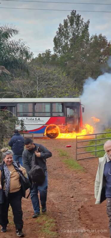 Por un desperfecto mecánico se Incendio un colectivo de la Empresa Las Marías,