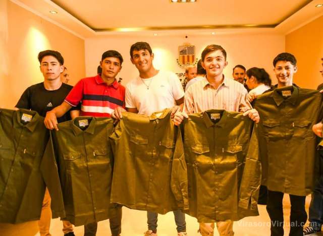Entrega de Uniformes para los Alumnos de 6to Año de la Escuela EFA