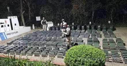 La Prefectura Naval Argentina incautó un cargamento ilegal de 24.500 atados de cigarrillos