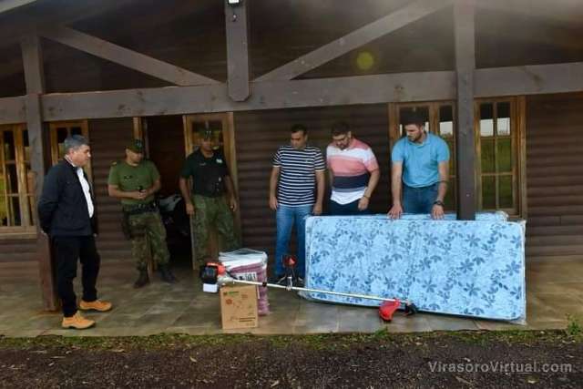 Entrega colchones y otros materiales