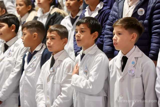 Acompañaron a los alumnos en el significativo acto de promesa de lealtad a la bandera