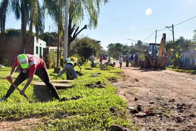 Estan realizando una limpieza exhaustiva del arroyo en el Barrio Centenario,