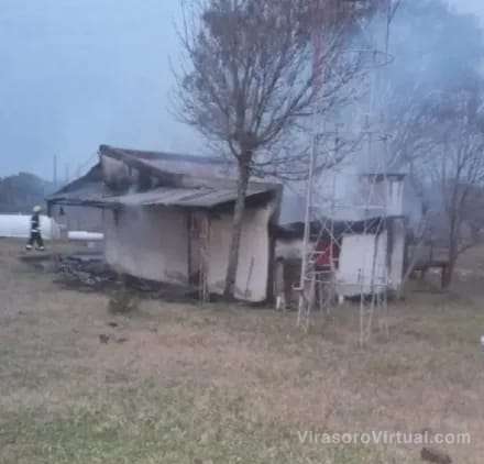 Incendio destruyó una casa en el paraje Guayquiraró