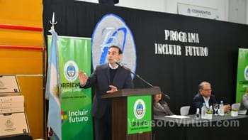 El gobernador Gustavo Valdés, entregó 726 notebooks a estudiantes de secundaria