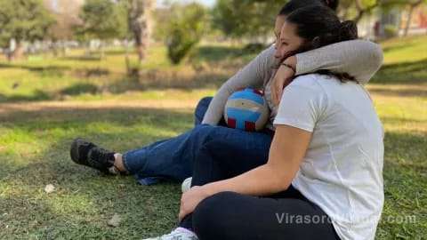María y Marisol, dos hermanas de 15 y 12 años, respectivamente, buscan una familia
