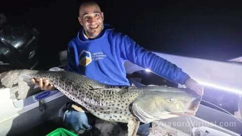 Un grupo de turistas de Córdoba capturó un surubí de casi 30 kilos en el río Paraná