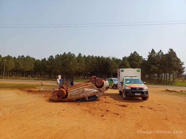 Un automóvil Renault Logan con una familia a bordo despistó y volcó en la ruta Nacional N°14