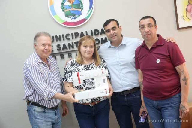 Entregaron una máquina de coser a la Fundación Sumemos