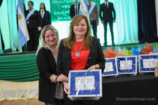 Junto a profesores del Instituto de formación docente Jorge L. Borges celebran el día del profesor