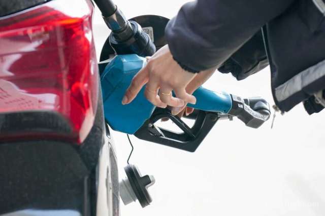 Tras la baja de alrededor del 1% en la nafta, las petroleras ya analizan un nuevo aumento en los combustibles,