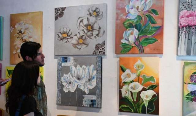 Muestra " Caminando entre flores"