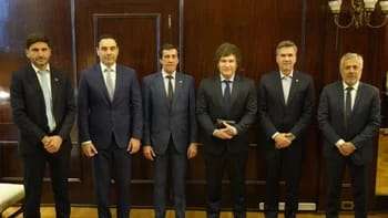 El gobernador , Valdés, junto a otros mandatarios radicales, se reunió con Milei
