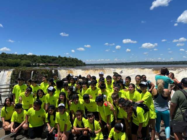 Un grupo de 60 estudiantes egresados de la Escuela Normal de Santo Tomé viajaron a las Cataratas de Iguazú