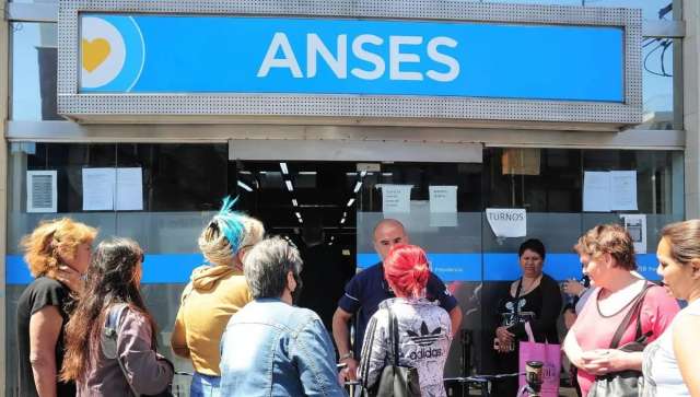 ANSES y Milei confirmaron el AUMENTO para jubilados y AUH de diciembre