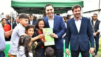 El gobernador de Corrientes, Gustavo Valdés, entregó este miércoles 20 viviendas