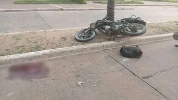 Un hombre de 45 años murió tras estrellar su motocicleta contra una palmera