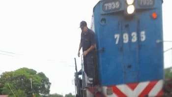 Un tren chocó contra un automóvil en el paso a nivel de la Avenida de Las Américas