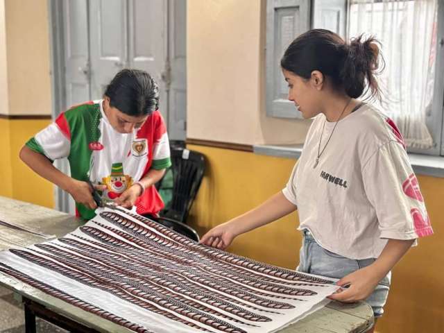 Más de 50 personas participaron en el Taller de Plumas Artificiales