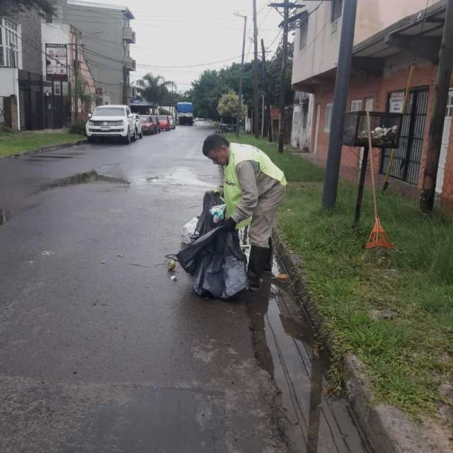Tras las fuertes lluvias y vientos, se están realizando trabajos de desobstrucción de desagües pluviales,