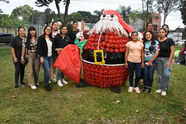 La Plaza Colón se vistió de espíritu navideño con la instalación de Papá Noel,