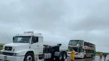 Un colectivo Rio Uruguay volcó en la ruta 12, dejando 15 personas hospitalizadas