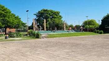 Estudiantes de la escuela técnica Bernardino Rivadavia en Corrientes construyen con sus manos el escenario