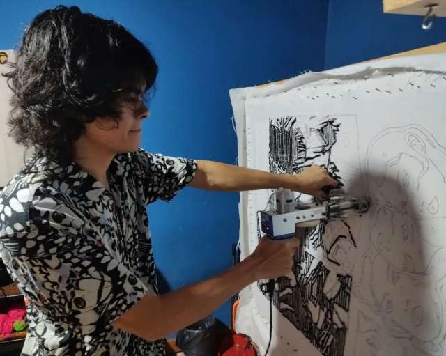 Agustín Rodríguez Macedo, un joven de 20 años de Iguazú, creó un emprendimiento de alfombras personalizadas