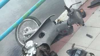 Una mujer perdió el control de su motocicleta y cayó al río