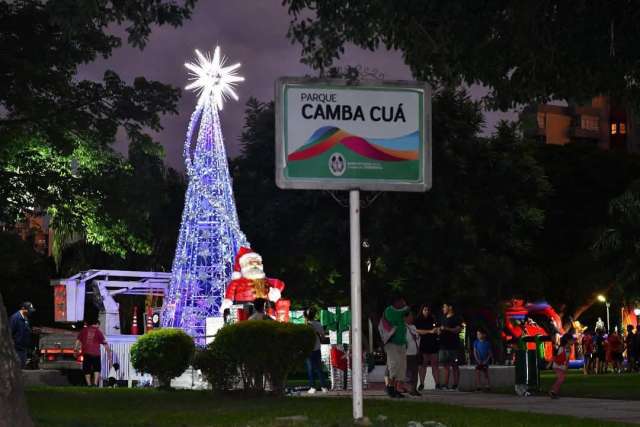 La ciudad se viste de Navidad con la decoración navideña del parque Camba Cuá,