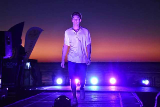 Se realizó el #SunsetFashionShow en la playa Arazaty,