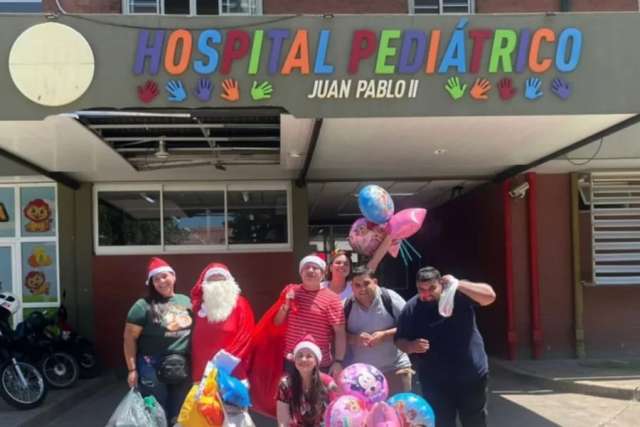 "Mamá Noel" entregó regalos a más de 100 niños internados en el Hospital Pediátrico