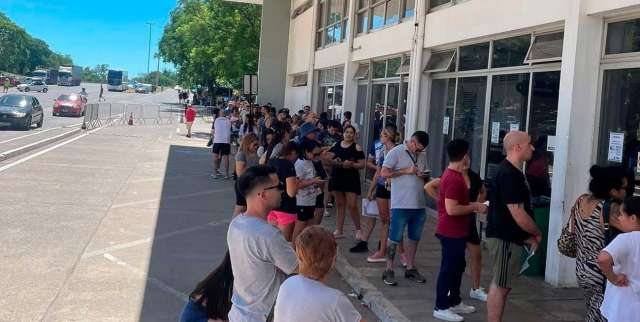Miles de argentinos viajan a Brasil para disfrutar del verano,