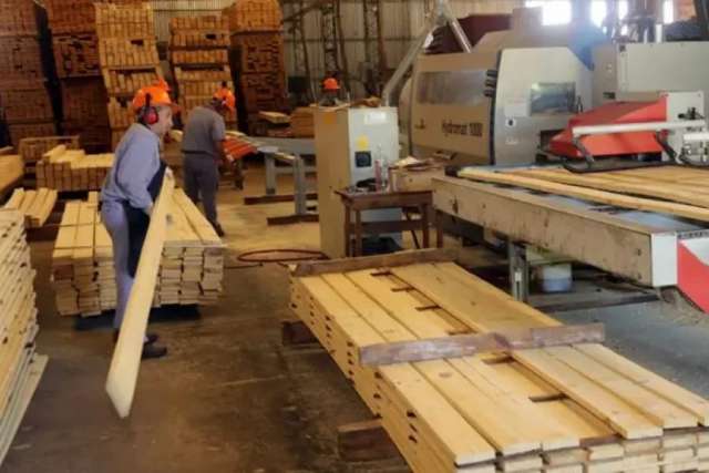 Los aserraderos correntinos ubicados en la costa del Río Uruguay están trabajando al 50% de su capacidad