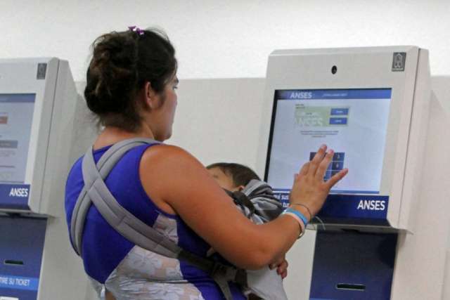 Los titulares de la AUH tienen tiempo hasta el 31 de marzo para presentar la Libreta 2024