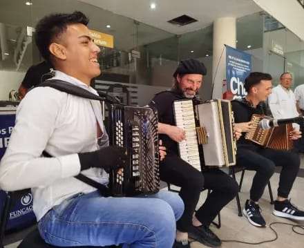 El destacado artista Horacio Chango Spasiuk fue el encargado de encabezar una jornada musical en el Instituto de Cardiología