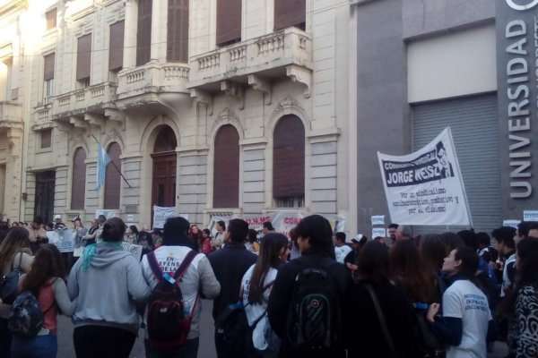 Estudiantes de la Facultad de Humanidades de la UNNE en Resistencia, tomaron la facultad