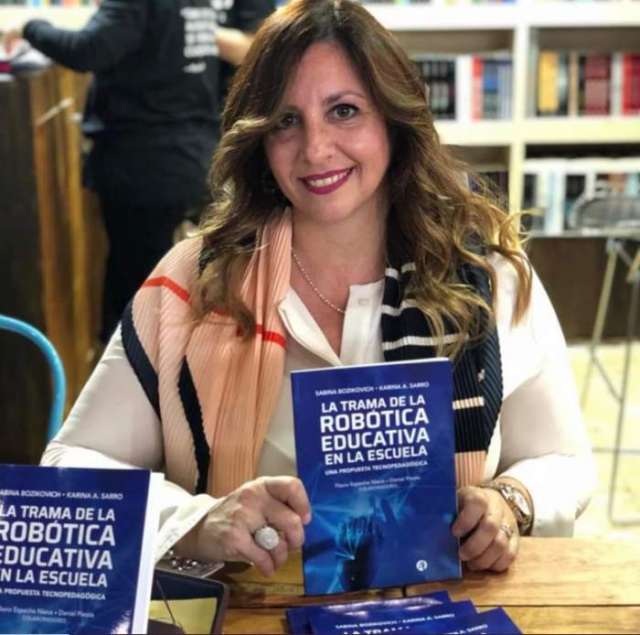 La docente argentina Karina Sarro fue seleccionada entre los 10 finalistas del Global Teacher Prize,