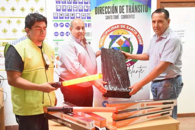 La municipalidad de Santo Tomé entregó bastones luminosos a su equipo de tránsito