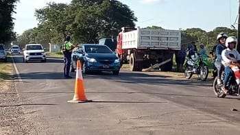 Un motociclista de 53 años murió tras chocar con un camión
