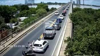Un motociclista y su acompañante resultaron heridos en un choque en el puente Chaco-Corrientes