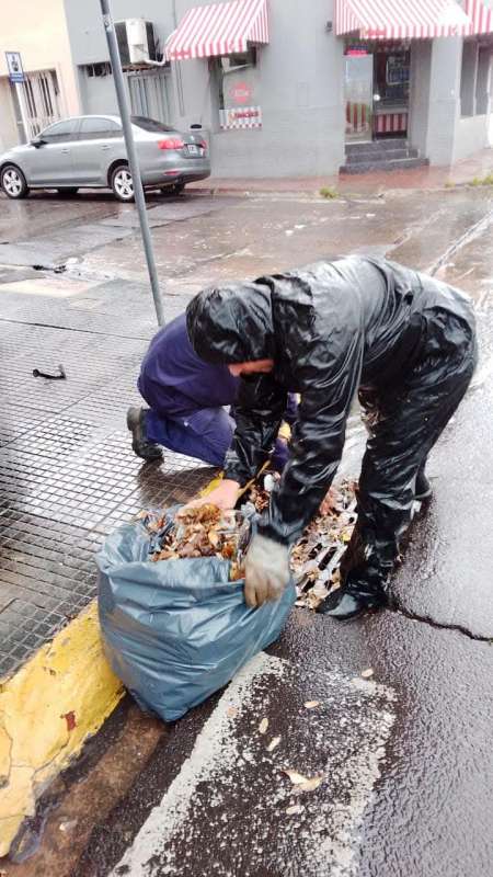 Las cuadrillas municipales están trabajando para reforzar la limpieza y desobstrucción de desagües pluviales