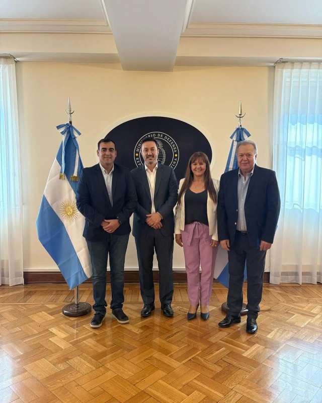 Se llevó a cabo una reunión con el ministro de Defensa, Luis Petri, para avanzar en la cesión de terrenos del Ejército