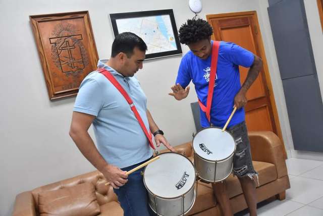 Junior Sampaio, director de la batería de Unidos da Tijuca en Río de Janeiro, visitó Santo Tomé