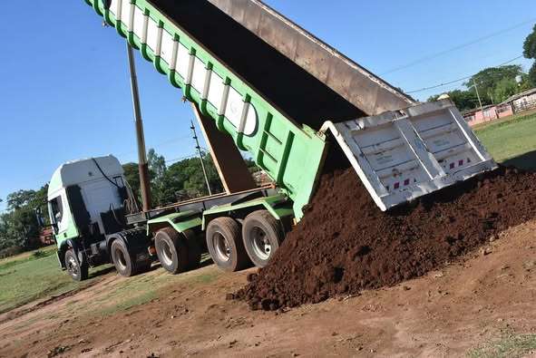 Con la nueva retroexcavadora, mejoraron la cancha de La Tablada con carga de tierra